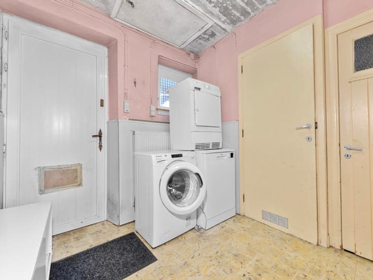 Charming 2-bedroom house to renovate in Léglise
