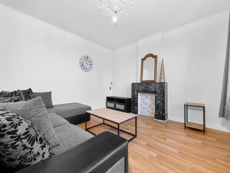 Charming 2-bedroom house to renovate in Léglise