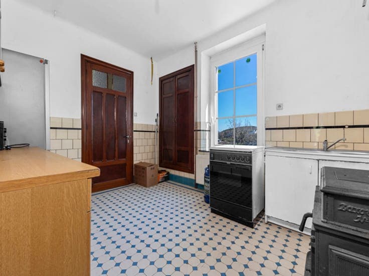 Charming 2-bedroom house to renovate in Léglise