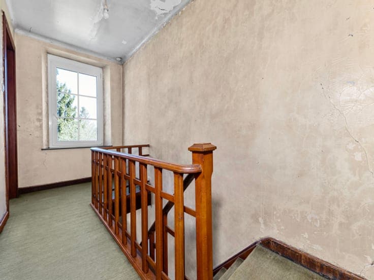 Charming 2-bedroom house to renovate in Léglise