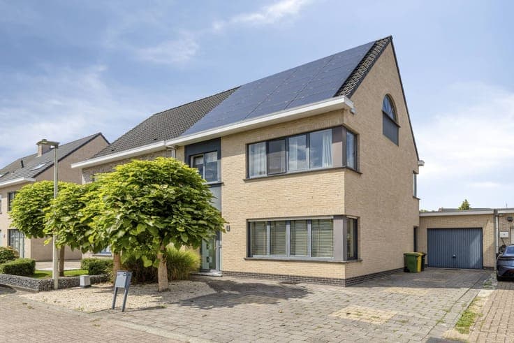 Charming house with garden and 4 bedrooms in Wijnegem!