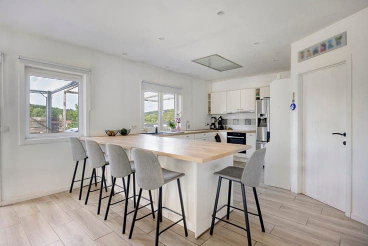 Villa with pool, air conditioning and near the centre