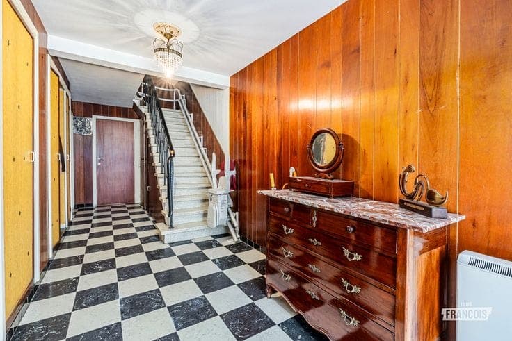 Spacious family home in need of renovation with a garage fo…