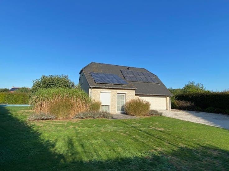 Residentieel gelegen villa met buitenzwembad, grote tuin ...