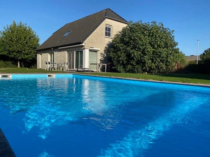 Residentieel gelegen villa met buitenzwembad, grote tuin ...