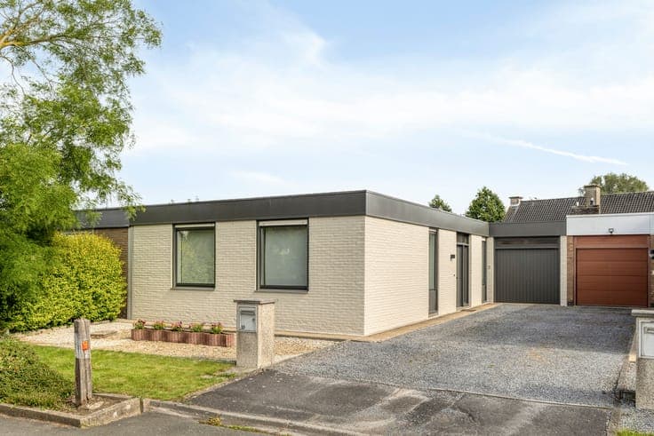Bungalow with garden and garage for sale in Zwevegem!