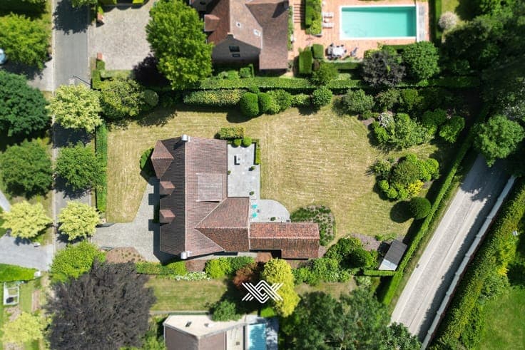 Gunstig gelegen villa met zonnige tuin en 4 slaapkamers