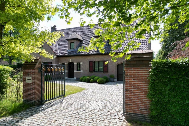 Gunstig gelegen villa met zonnige tuin en 4 slaapkamers