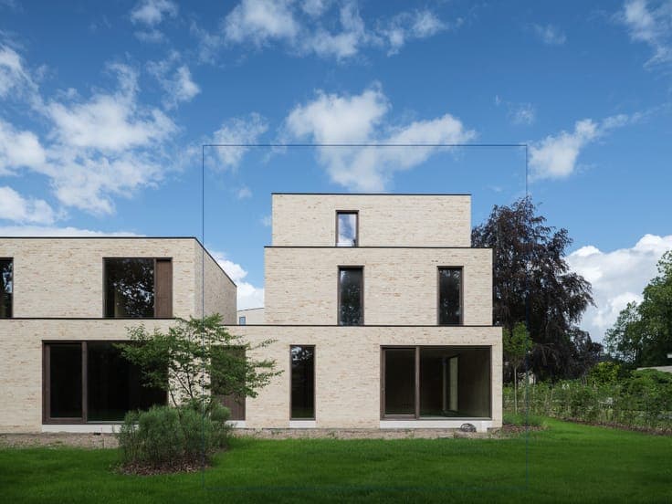 Architecturale halfopen bebouwing met o.m 4 slaapkamers e...