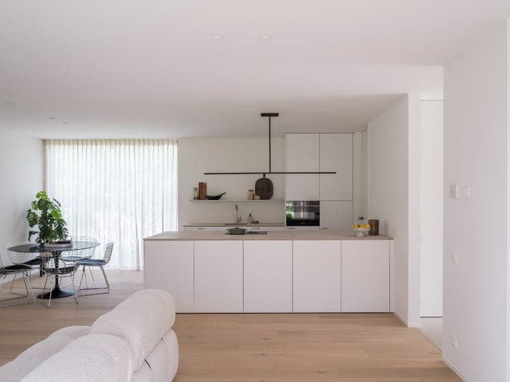 Architecturale halfopen bebouwing met o.m 4 slaapkamers e...