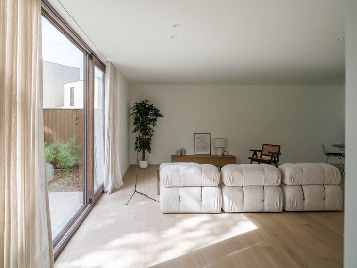 Architecturale halfopen bebouwing met o.m 4 slaapkamers e...