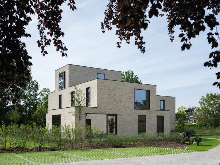 Architecturale halfopen bebouwing met o.m 4 slaapkamers e...