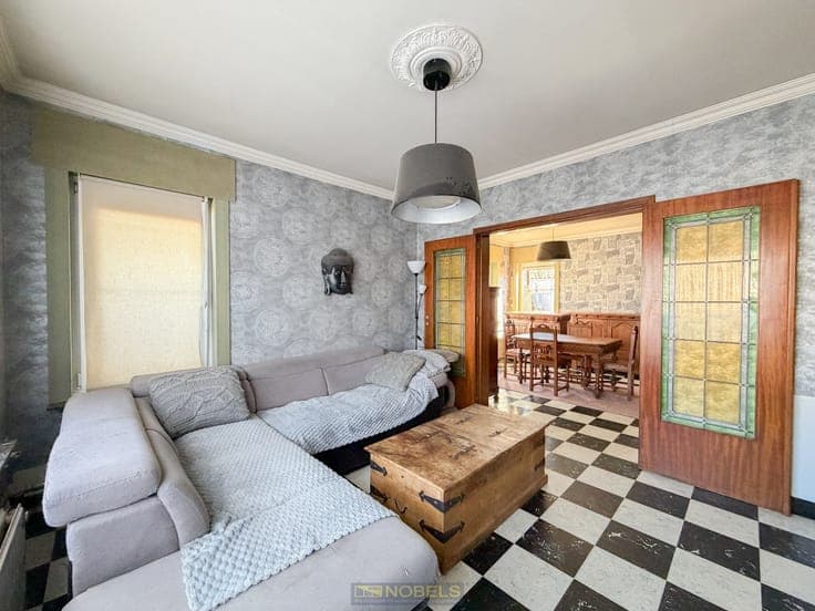 Te koop, Te moderniseren gezinswoning met open zicht te N...