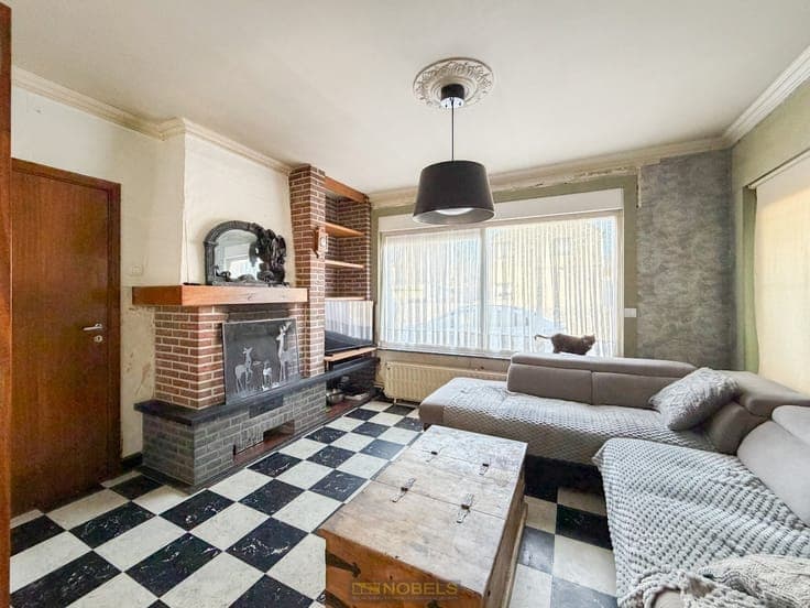 Te koop, Te moderniseren gezinswoning met open zicht te N...