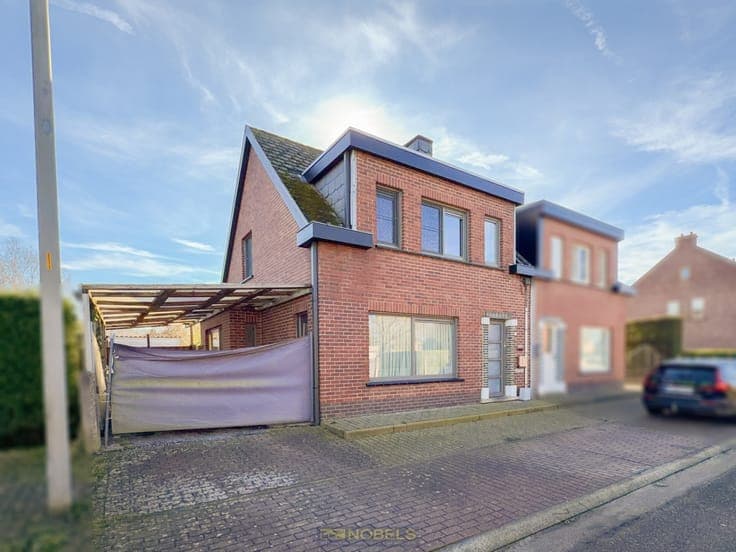 Te koop, Te moderniseren gezinswoning met open zicht te N...