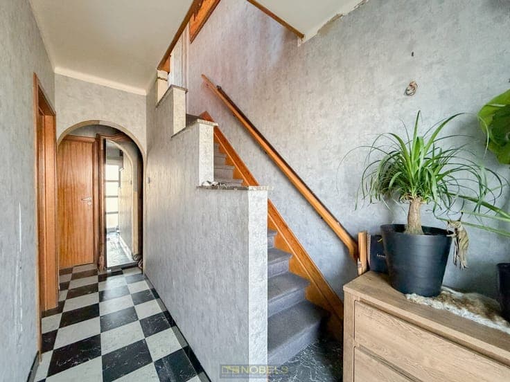 Te koop, Te moderniseren gezinswoning met open zicht te N...