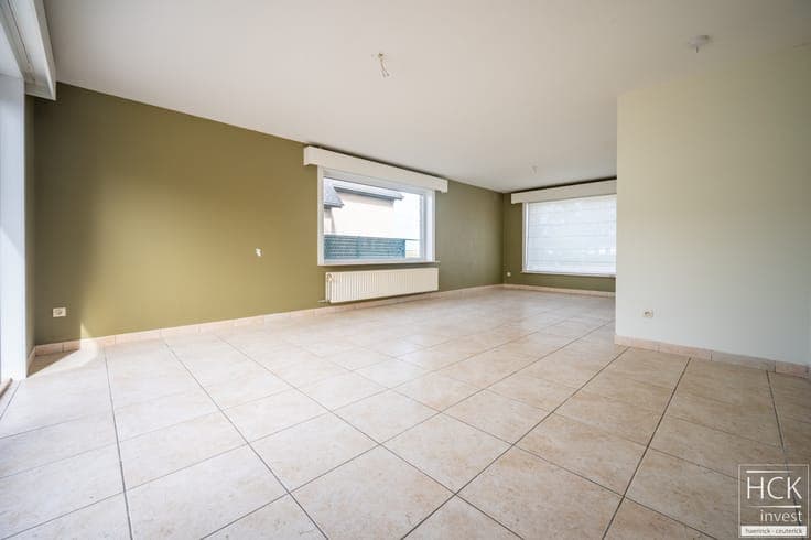 KRUISHOUTEM - Instapklare woning met 3 SLPK, garage én zo...
