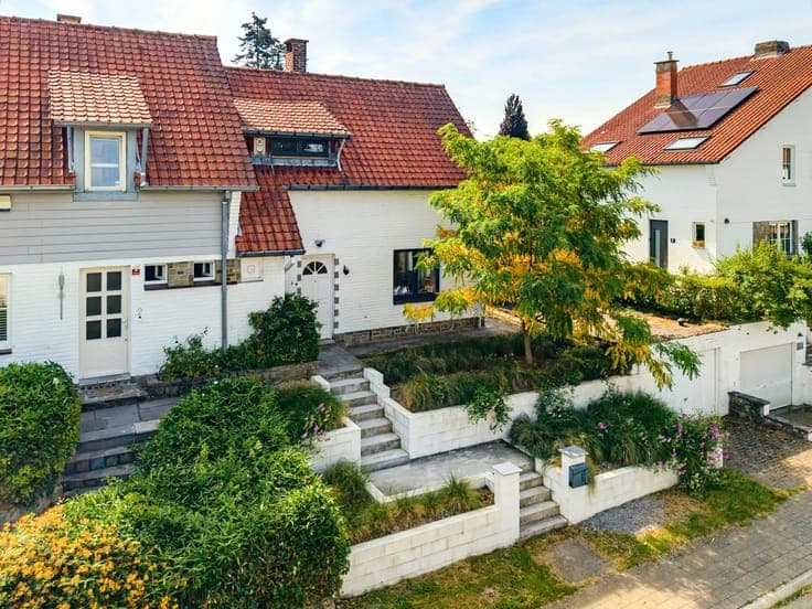 Charming 3-bedroom house with large garden and garage
