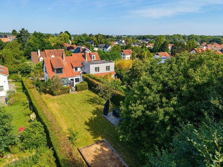 Charming 3-bedroom house with large garden and garage