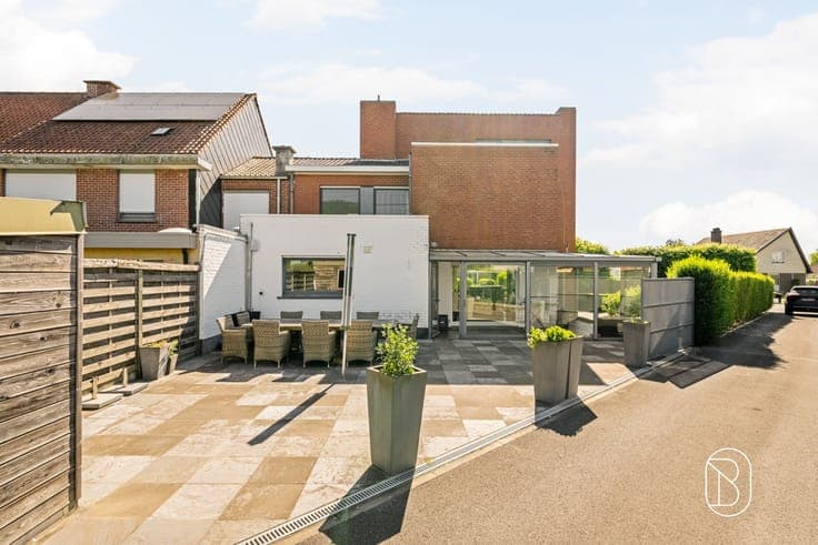 Ruime instapklare gezinswoning met garage en oprit