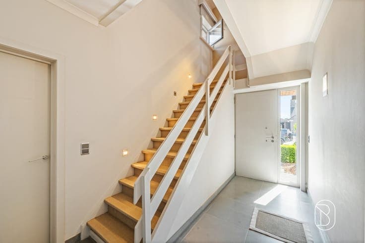 Ruime instapklare gezinswoning met garage en oprit