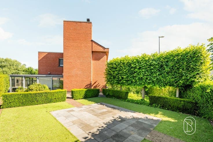 Ruime instapklare gezinswoning met garage en oprit
