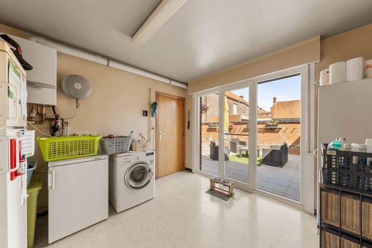 Ruime woning met grote koer en loods in hartje Gits