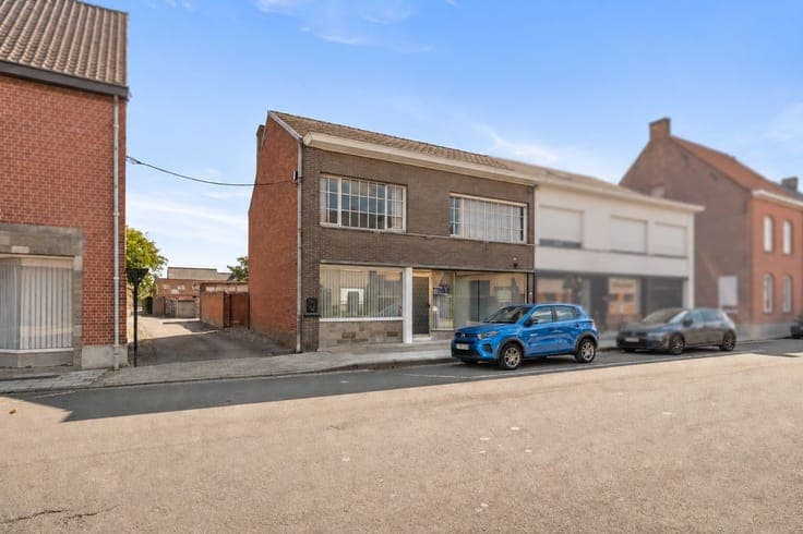 Ruime woning met grote koer en loods in hartje Gits