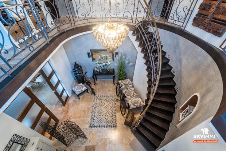 VILLA D’EXCEPTION AUX VOLUMES IMPRESSIONNANTS - PEB D+