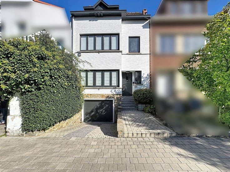 Superb renovated townhouse with garden & garage