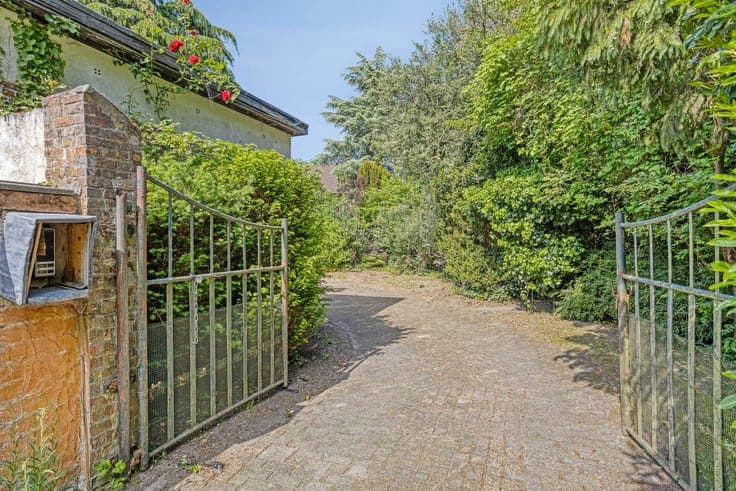 Villa or two-family house with park garden in Boom, partly t