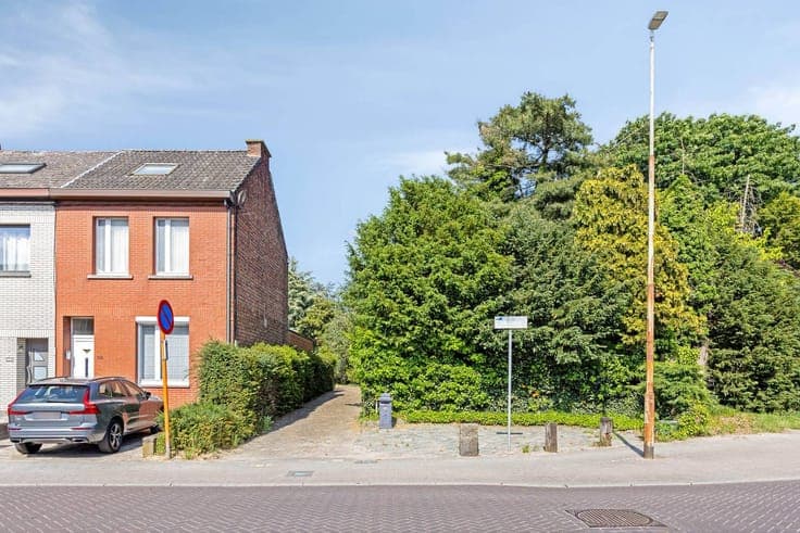 Villa or two-family house with park garden in Boom, partly t
