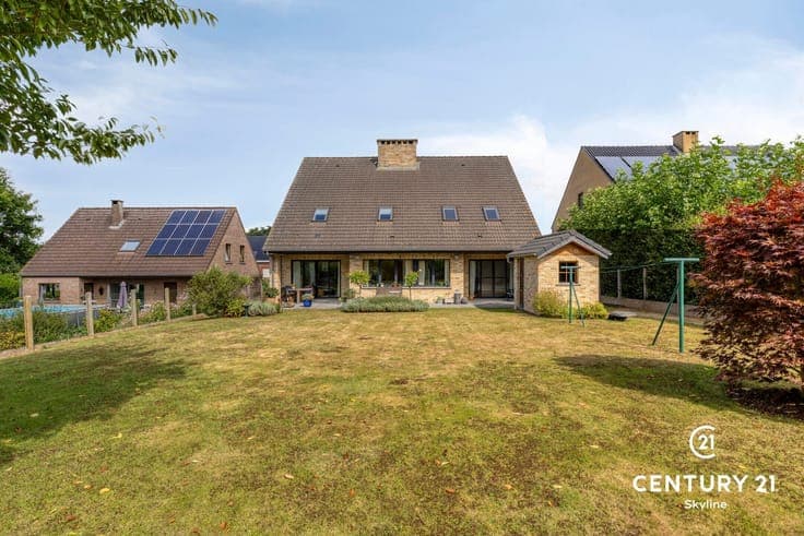 Extra spacious villa with warehouse/workshop and green views