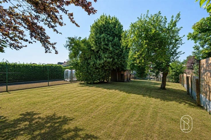 Spacious semi-detached home with a beautiful garden and plen