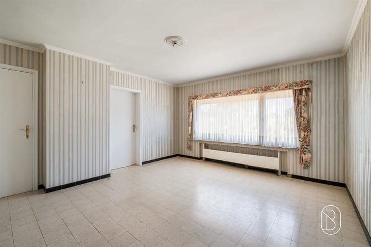 Spacious semi-detached home with a beautiful garden and plen