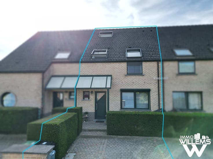High-quality home with 3/4 bedrooms and green views