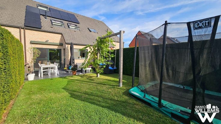 High-quality home with 3/4 bedrooms and green views