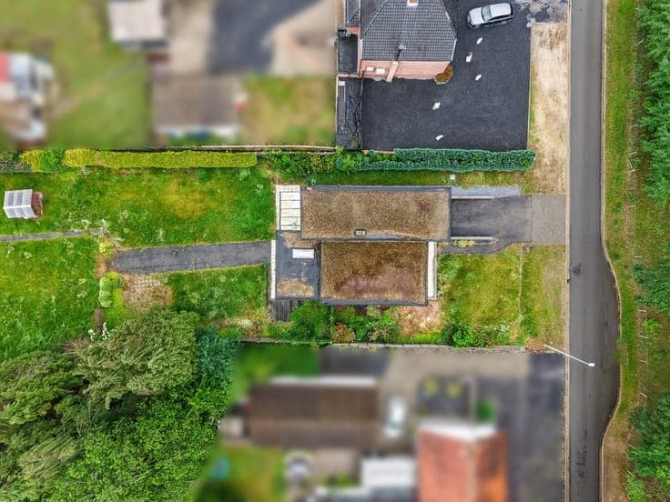 CHARMANTE OPEN BEBOUWING MET GROTE TUIN TEGENOVER NATUURG...