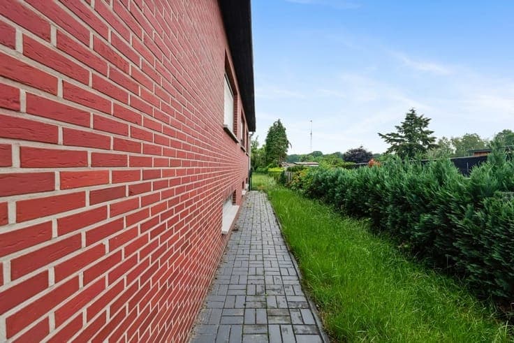 CHARMANTE OPEN BEBOUWING MET GROTE TUIN TEGENOVER NATUURG...