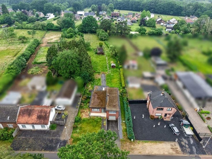 CHARMANTE OPEN BEBOUWING MET GROTE TUIN TEGENOVER NATUURG...