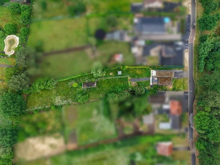 CHARMANTE OPEN BEBOUWING MET GROTE TUIN TEGENOVER NATUURG...