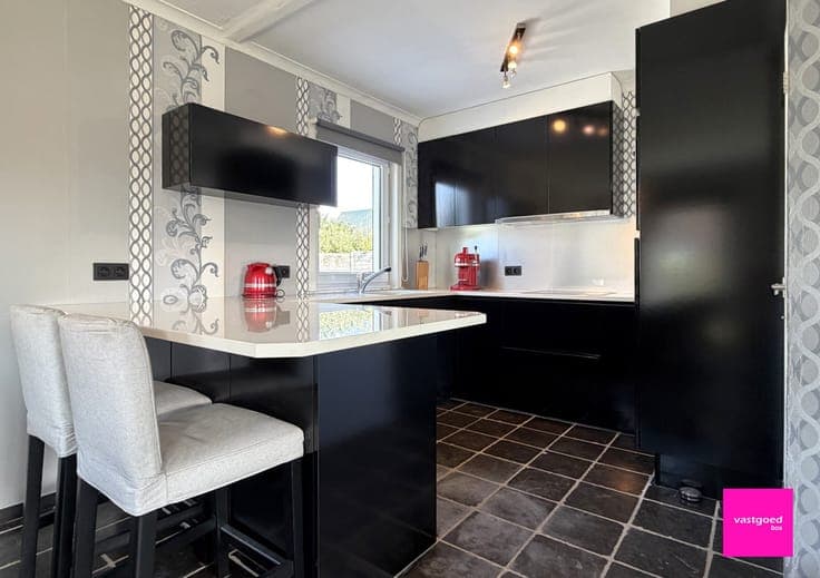 Instapklare alleenstaande woning met tuin, garage en 491 ...