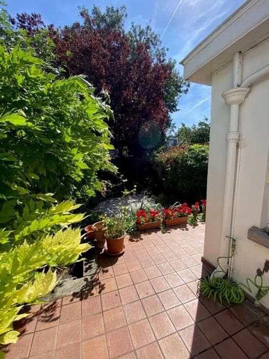 Quiet setting. Bi-family house (2 duplex), terrace & garden