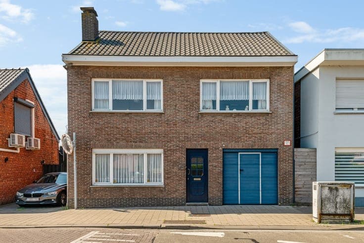 Grote, goed onderhouden, te renoveren woning met 3 slpk.,...