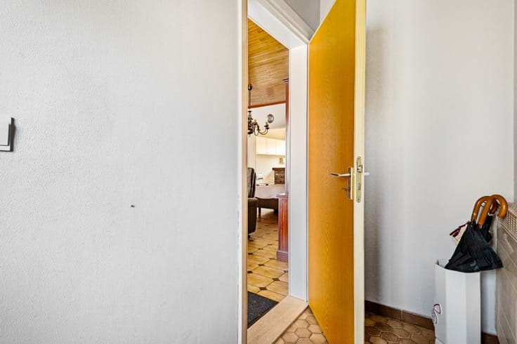 Grote, goed onderhouden, te renoveren woning met 3 slpk.,...