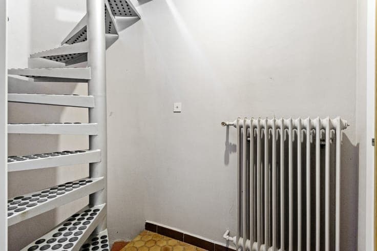 Grote, goed onderhouden, te renoveren woning met 3 slpk.,...