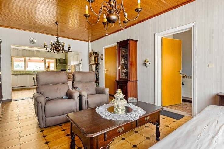 Grote, goed onderhouden, te renoveren woning met 3 slpk.,...
