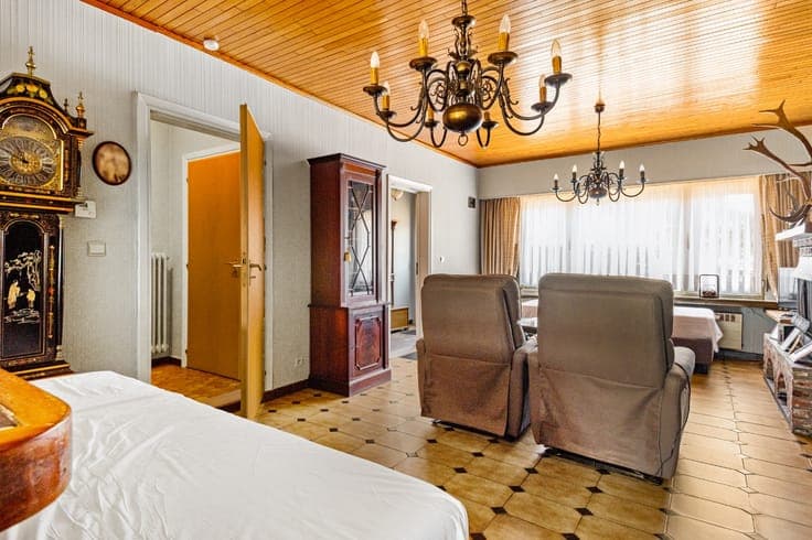 Grote, goed onderhouden, te renoveren woning met 3 slpk.,...