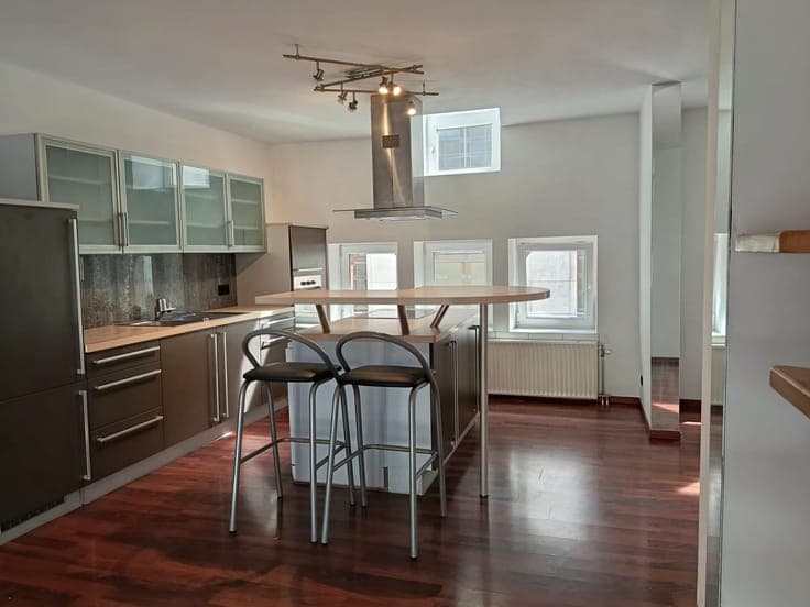 For sale: investment property – 340 m²