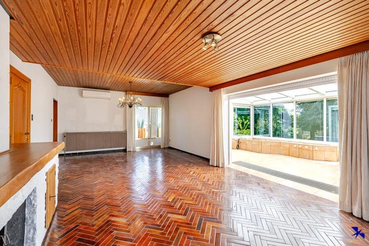 Characterful villa of approx. 398 m² with 5 bedrooms in a gr